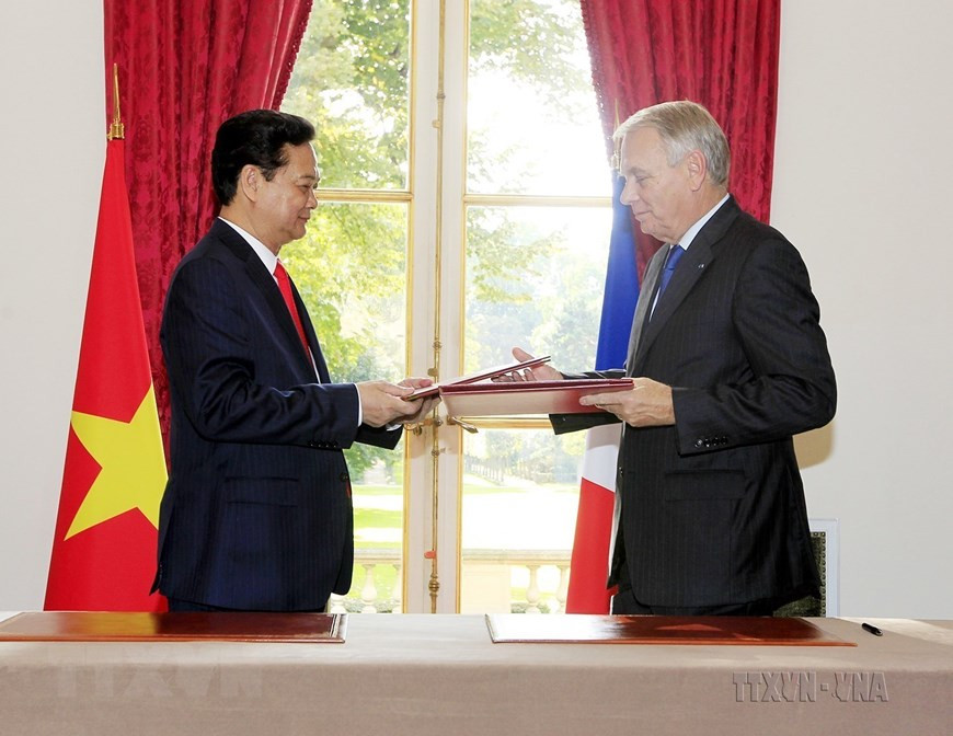 Trong chuyến thăm chính thức Cộng hòa Pháp từ ngày 24-26/9/2013, ngày 25/9, tại Paris, Thủ tướng Nguyễn Tấn Dũng và Thủ tướng Jean-Marc Ayrault ký Tuyên bố chung về Quan hệ Đối tác chiến lược Việt Nam-Pháp. (Ảnh: Đức Tám/TTXVN) Trong chuyến thăm chính thức Cộng hòa Pháp từ ngày 24-26/9/2013, ngày 25/9, tại Paris, Thủ tướng Nguyễn Tấn Dũng và Thủ tướng Jean-Marc Ayrault ký Tuyên bố chung về Quan hệ Đối tác chiến lược Việt Nam-Pháp. (Ảnh: Đức Tám/TTXVN)