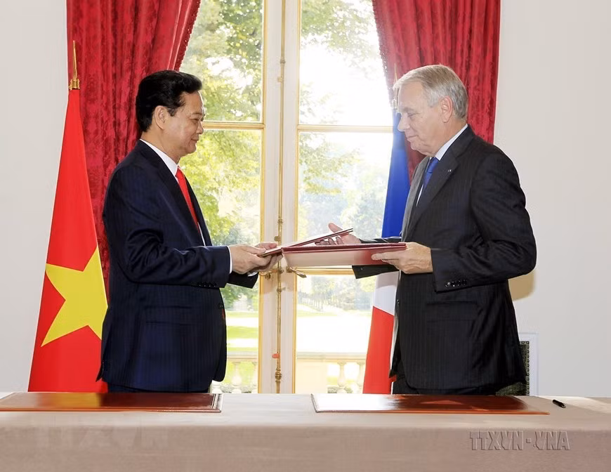 Trong chuyến thăm chính thức Cộng hòa Pháp từ ngày 24-26/9/2013, ngày 25/9, tại Paris, Thủ tướng Nguyễn Tấn Dũng và Thủ tướng Jean-Marc Ayrault ký Tuyên bố chung về Quan hệ Đối tác chiến lược Việt Nam-Pháp. (Ảnh: Đức Tám/TTXVN)