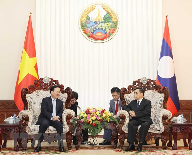 Chủ tịch nước Võ Văn Thưởng thăm nguyên Thủ tướng Lào Thongsing Thammavong. (Ảnh: Thống Nhất/TTXVN) Chủ tịch nước Võ Văn Thưởng thăm nguyên Thủ tướng Lào Thongsing Thammavong. (Ảnh: Thống Nhất/TTXVN)