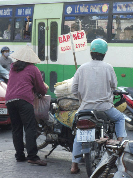 Bắp được bán ở khắp các đường phồ Sài Gòn với giá rất rẻ