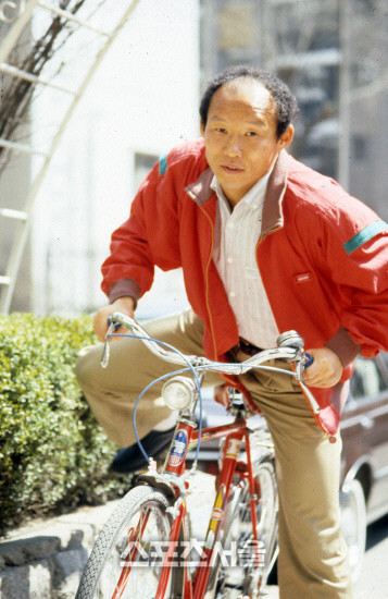 Báo Hàn ‘khai quật’ loạt ảnh thời trẻ của HLV Park Hang Seo 'gây sốt' ảnh 3