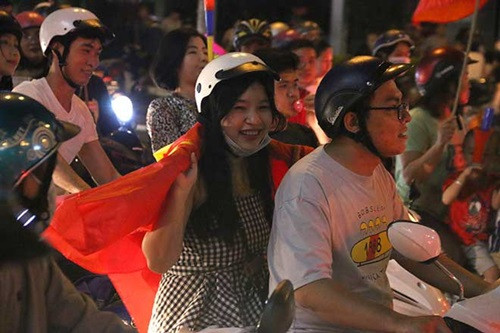 Dàn cổ động viên hot girl của Việt Nam trên báo Hàn 'gây chao đảo' ảnh 1