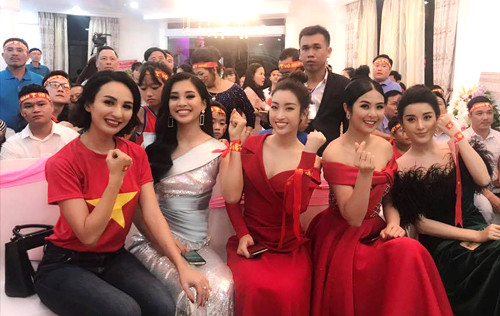 Muôn kiểu cổ vũ, ăn mừng tuyển Việt Nam vô địch của nghệ sĩ ảnh 1