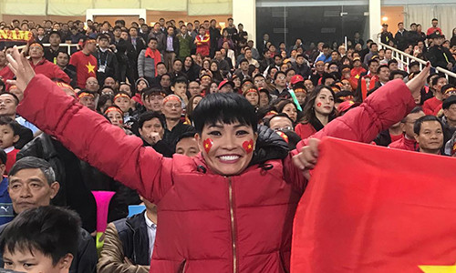 Muôn kiểu cổ vũ, ăn mừng tuyển Việt Nam vô địch của nghệ sĩ ảnh 4