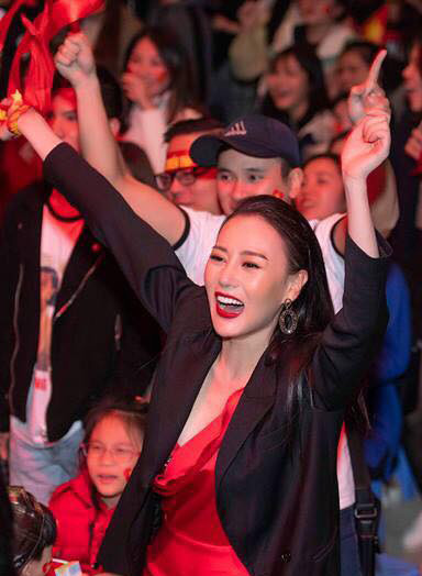 Muôn kiểu cổ vũ, ăn mừng tuyển Việt Nam vô địch của nghệ sĩ ảnh 2