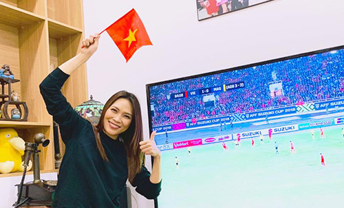 Muôn kiểu cổ vũ, ăn mừng tuyển Việt Nam vô địch của nghệ sĩ ảnh 5