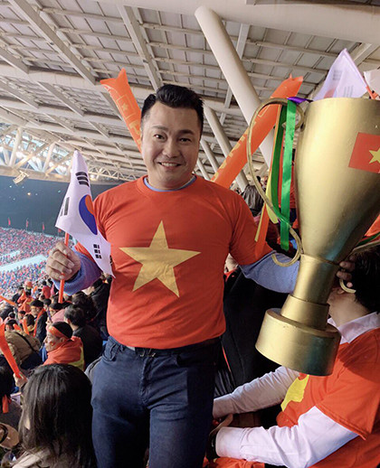 Muôn kiểu cổ vũ, ăn mừng tuyển Việt Nam vô địch của nghệ sĩ ảnh 3