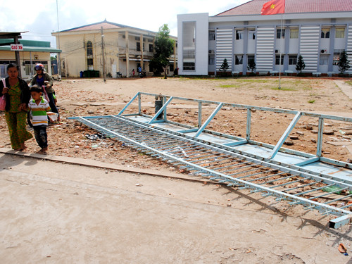 Hàng rào kiên cố của Bệnh viện Năm Căn bị xô đổ