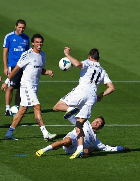 Một trong hai pha bóng phi người vào chân Bale của Ronaldo