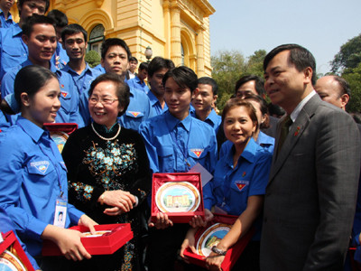 Phó Chủ tịch nước Nguyễn Thị Doan (thứ 2 hàng đầu, từ trái sang) và Bí thư T.Ư Đoàn Nguyễn Hoàng Hiệp tại buổi giao lưu sáng 31-3	Ảnh: Nguyễn Hà