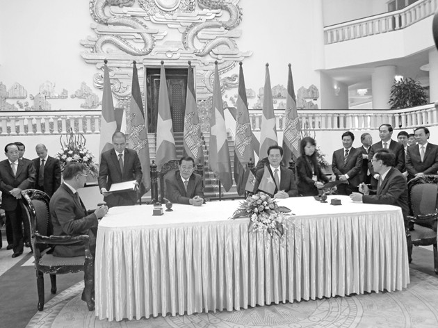 Thủ tướng Hun Sen và Thủ tướng Nguyễn Tấn Dũng chứng kiến lễ ký kết 10 văn kiện hợp tác song phương. Ảnh: Trúc Quỳnh