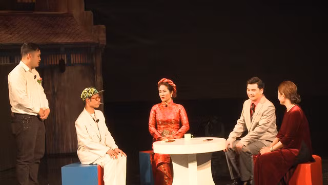 Bên bờ vực nhưng chưa rơi, Chí Trung xoay trục Nhà hát Tuổi trẻ như nào? ảnh 2