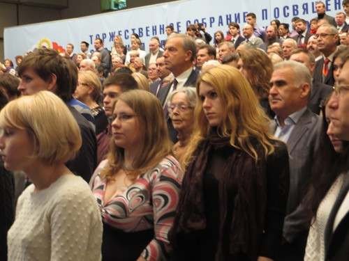 Rất nhiều người trẻ tuổi đến buổi lễ