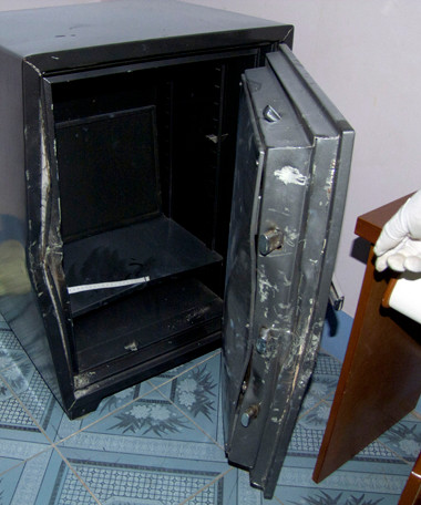 Két đựng vàng của đại gia bị băng trộm phá. Ảnh: B.N