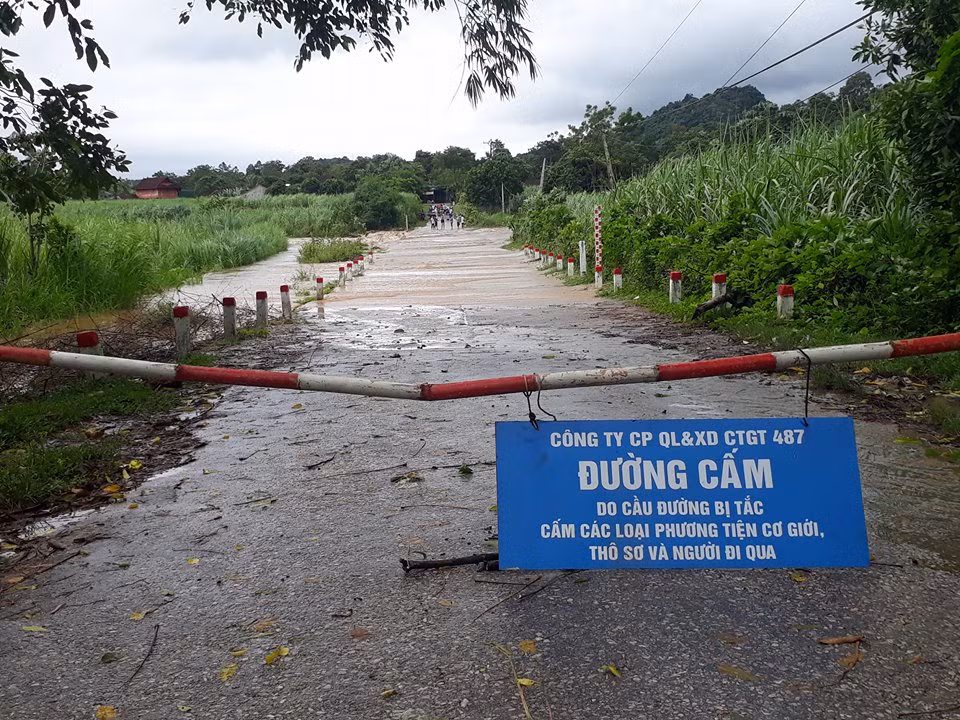 Bí thư đoàn xã cưu mang 16 học sinh trong ngày bão lũ ảnh 2
