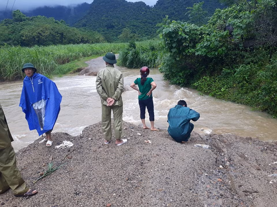 Bí thư đoàn xã cưu mang 16 học sinh trong ngày bão lũ ảnh 4