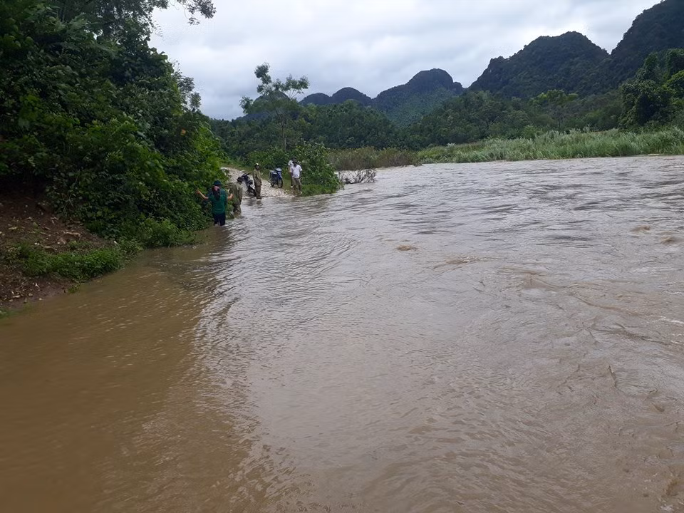 Bí thư đoàn xã cưu mang 16 học sinh trong ngày bão lũ ảnh 3