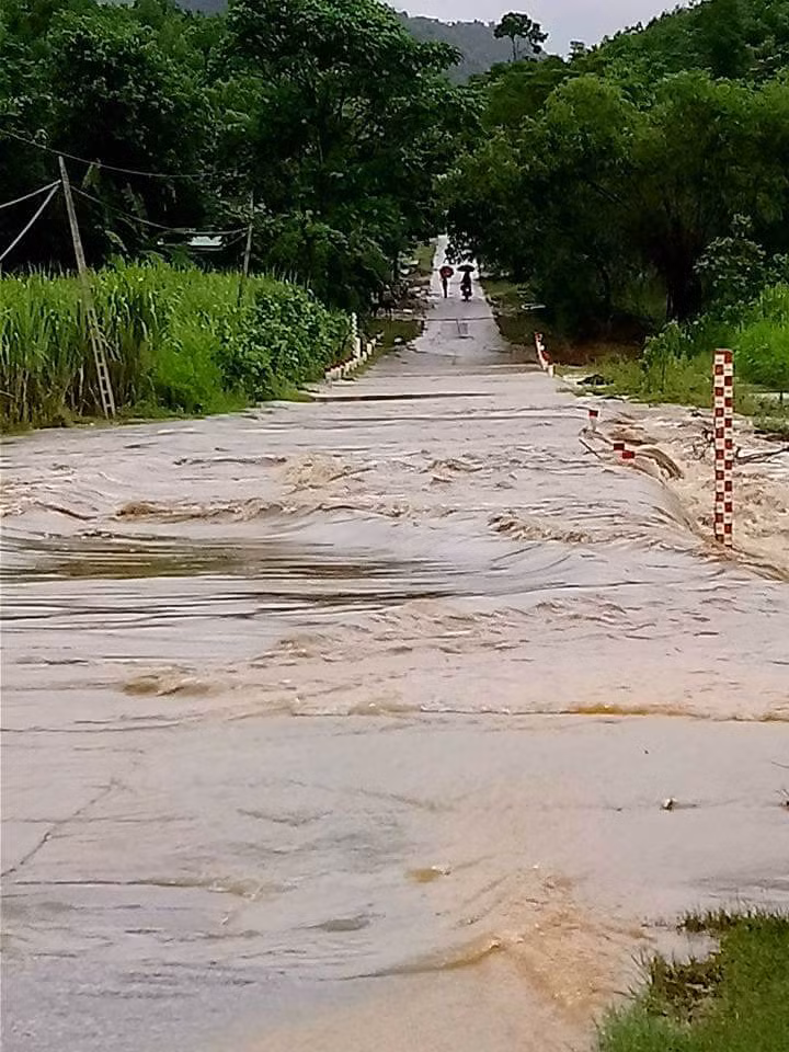 Bí thư đoàn xã cưu mang 16 học sinh trong ngày bão lũ ảnh 5