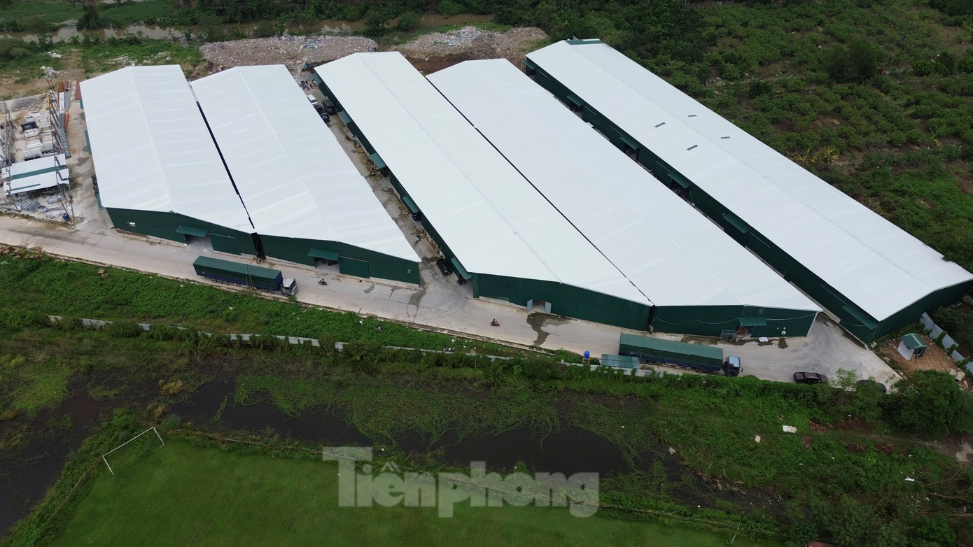 Từ đầu năm 2024 đến nay, tại khu đất rộng 27.739m2 thuộc địa bàn xã Lại Yên (huyện Hoài Đức) xuất hiện nhiều dãy nhà xưởng được dựng bằng tôn. Hàng ngày, xe tải ra vào khu nhà xưởng trên tấp nập để bốc dỡ hàng. Tuy nhiên, người dân cho rằng, việc doanh nghiệp dựng dãy nhà xưởng trên không phù hợp với quy hoạch đã được phê duyệt.