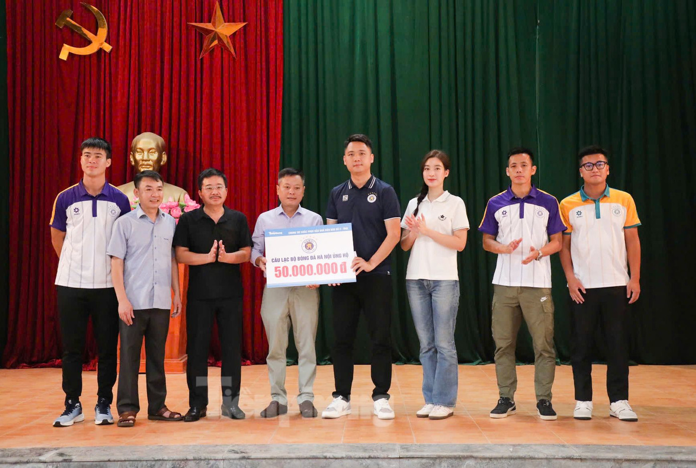 Đoàn thiện nguyện báo Tiền Phong, Hoa hậu Đỗ Mỹ Linh, Ban lãnh đạo CLB Bóng đá Hà Nội trao ủng hộ 50 triệu đồng cho Ủy ban MTTQ huyện Chương Mỹ.