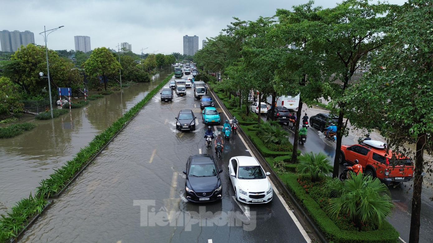Hầu hết đoạn đường Phạm Tu (từ vành đai 3 kéo dài đến đường 70) bị ngập sâu trong nước.