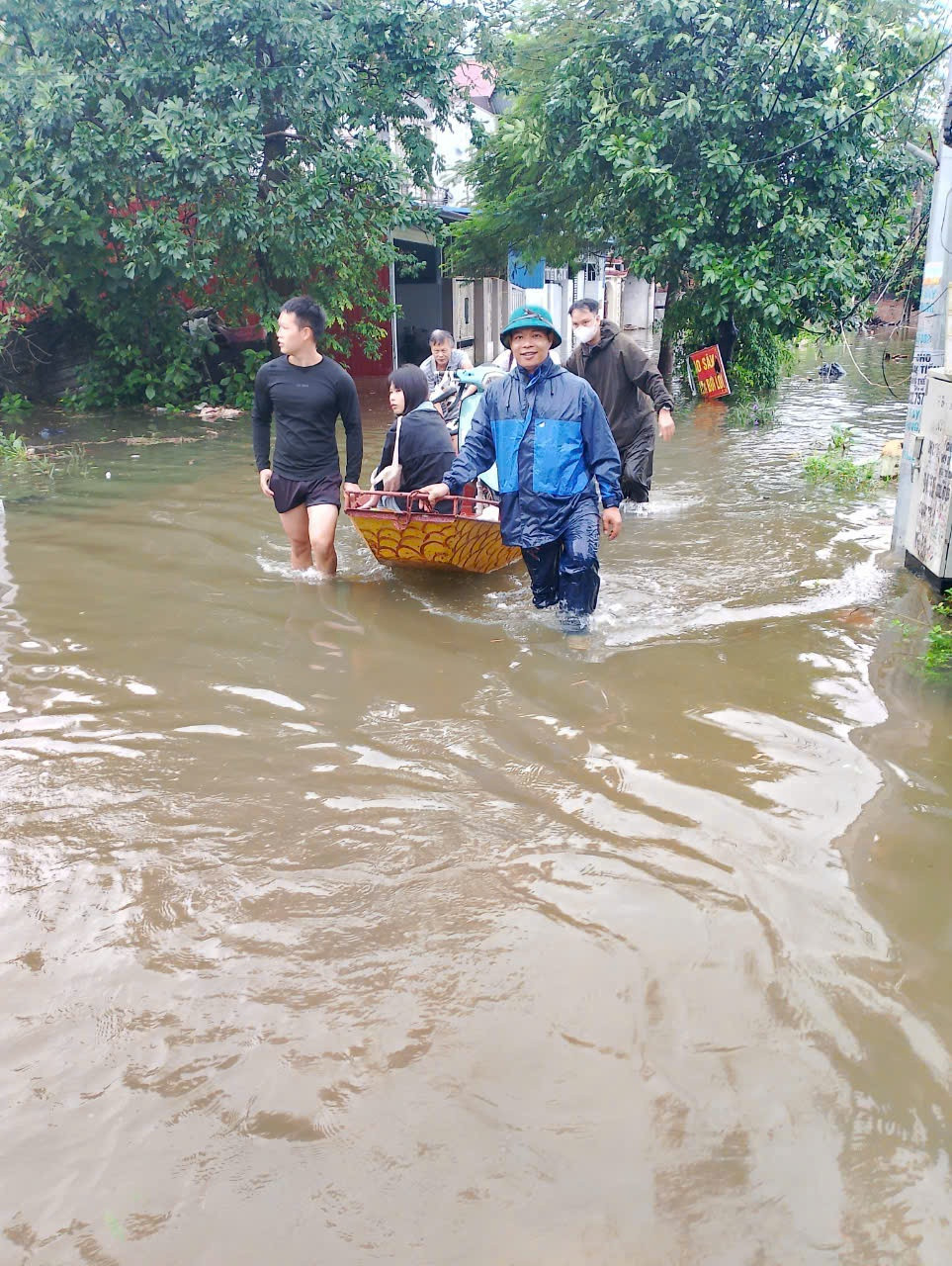 Người dân vùng ngập úng tại huyện Thạch Thất được di tản đến nơi an toàn
