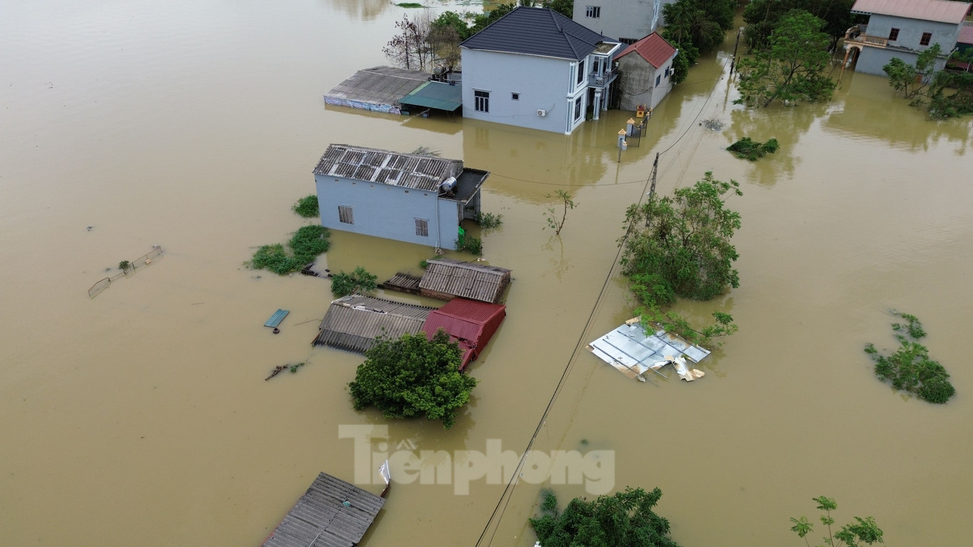Nhiều căn nhà tại thôn Tiến Tiên (xã Tân Tiến) bị ngập sâu đến nóc Nhiều căn nhà tại thôn Tiến Tiên (xã Tân Tiến) bị ngập sâu đến nóc