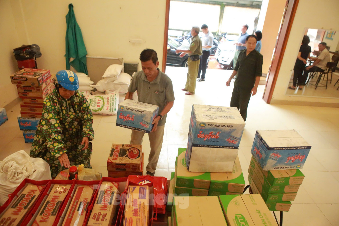 Theo ông Cường, trong đêm 10/9, phường đã vận động, đề nghị các hộ dân tại tổ dân phố Đông Ngạc 1 với tổng số 340 hộ, 1.200 nhân khẩu di dời tới nơi an toàn, tránh ngập lụt. UBND phường đã kiểm tra, chuẩn bị cơ sở vật chất, đảm bảo nhu yếu phẩm cho người dân tạm trú, tránh lụt bão.