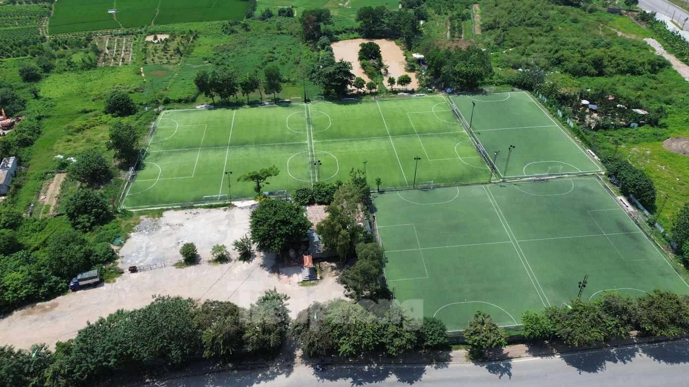 Từ năm 2015 đến nay, một số đối tượng tiếp tục thuê của người dân đặt container, dựng công trình tạm, tập kết sắt vụn, vật liệu xây dựng, sửa chữa các loại phương tiện. Thống kê cho thấy, có khoảng 40 trường hợp vi phạm đất đai tại khu đất nông nghiệp trên.