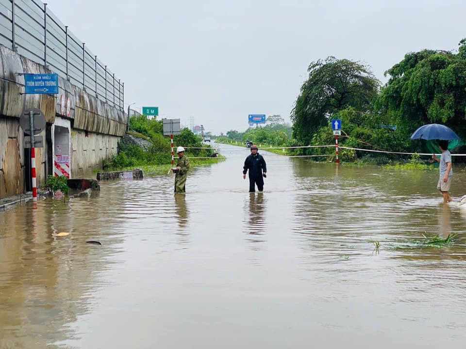 Tại huyện Thường Tín, nhiều điểm cũng bị chia cắt, cô lập do mưa lũ. Ảnh: Khu vực cầu dân sinh xã Duyên Thái.