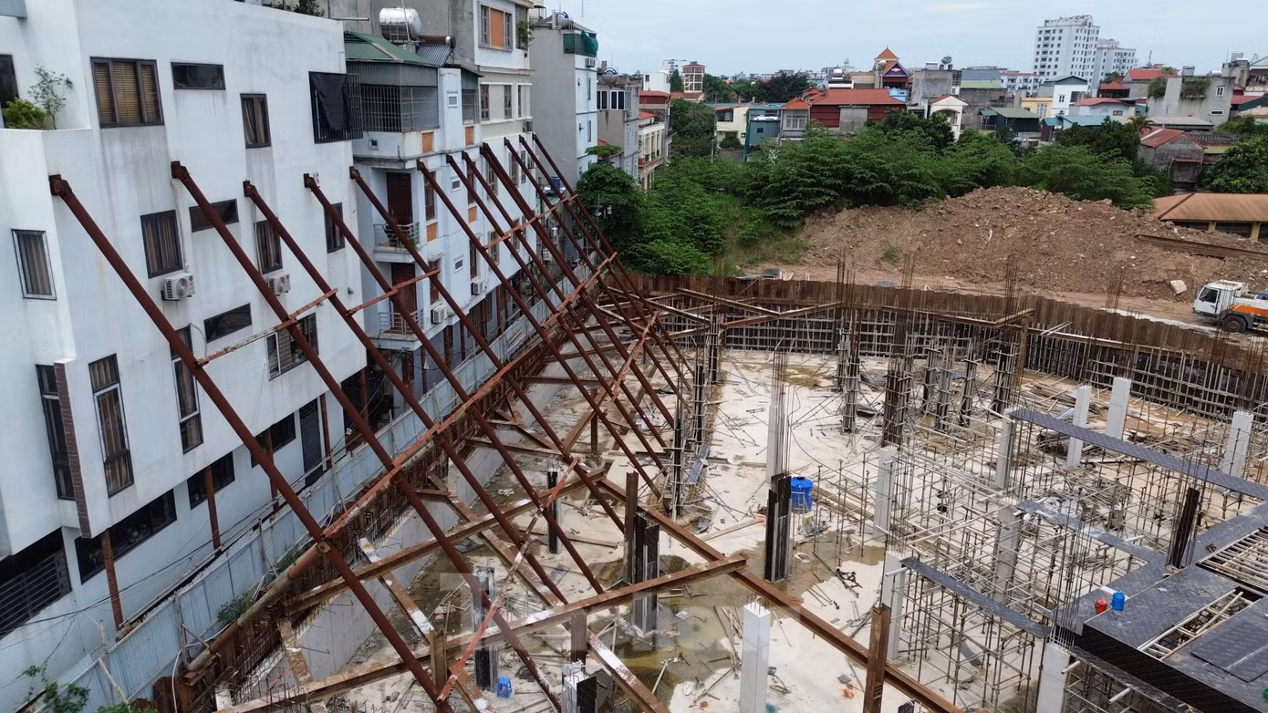 Trao đổi với PV Tiền Phong, ông Trần Văn Hoàn, Phó Chủ tịch UBND phường Xuân Phương xác nhận, có 19 hộ dân bị ảnh hưởng do thi công dự án. Trong đó, có nhà bị nghiêng hơn 10 độ. Theo ông Hoàn, sau khi kiểm tra, UBND phường đã tổ chức kiểm tra, đồng thời mời chủ đầu tư, đơn vị thi công và các hộ dân bị ảnh hưởng đến để làm việc. Trao đổi với PV Tiền Phong, ông Trần Văn Hoàn, Phó Chủ tịch UBND phường Xuân Phương xác nhận, có 19 hộ dân bị ảnh hưởng do thi công dự án. Trong đó, có nhà bị nghiêng hơn 10 độ. Theo ông Hoàn, sau khi kiểm tra, UBND phường đã tổ chức kiểm tra, đồng thời mời chủ đầu tư, đơn vị thi công và các hộ dân bị ảnh hưởng đến để làm việc.