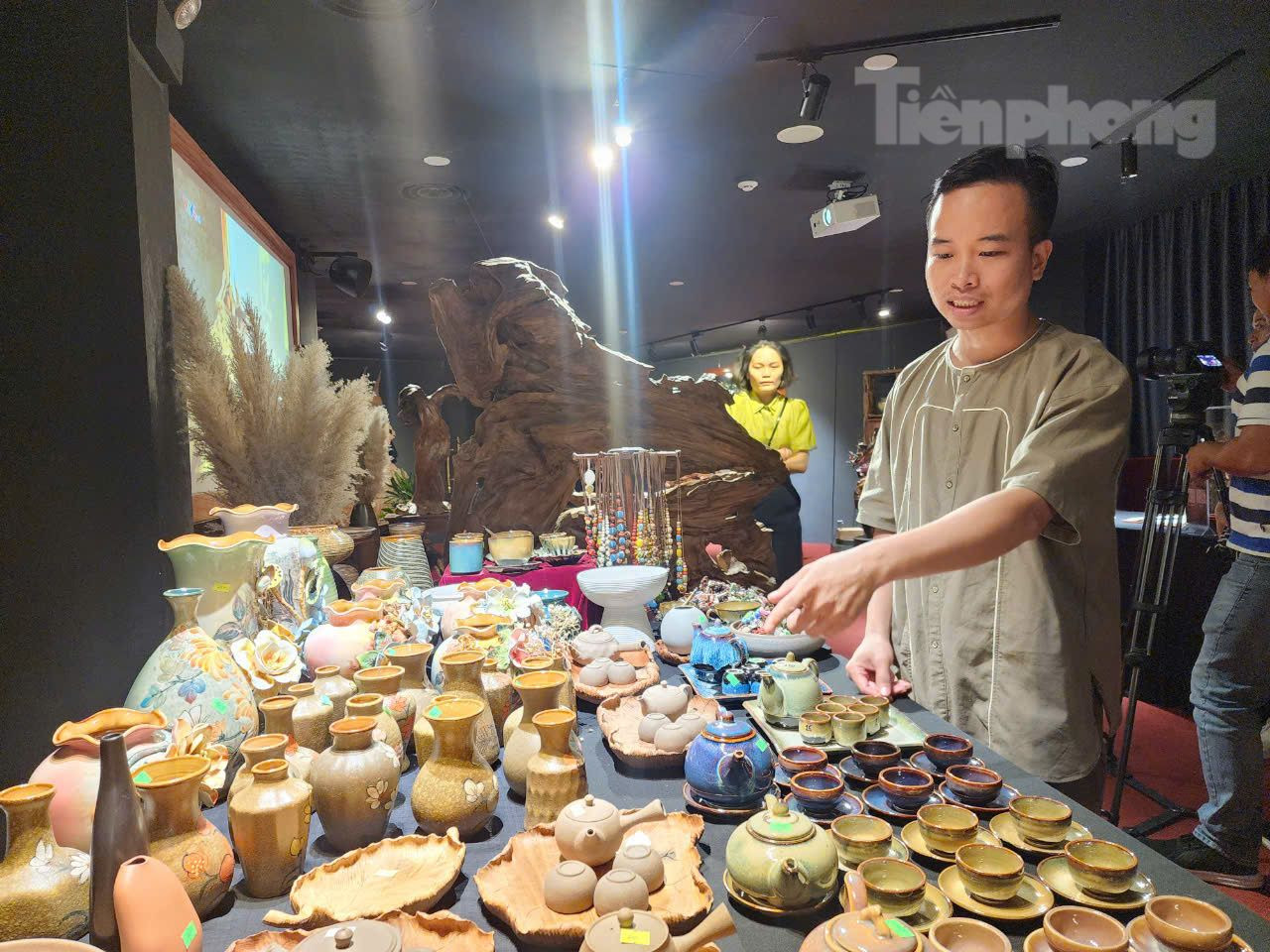 Nghệ nhân Bùi Văn Tự giới thiệu về các sản phẩm gốm đang trưng bày tại bảo tàng.