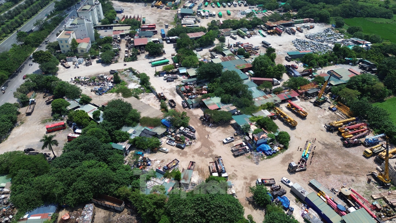 Về vấn đề này, đại diện UBND phường Mễ Trì thừa nhận, những vi phạm này đã tồn tại từ lâu. Mỗi năm phường cũng ra quân xử lý 2-3 lần, tuy nhiên vi phạm vẫn tiếp diễn.