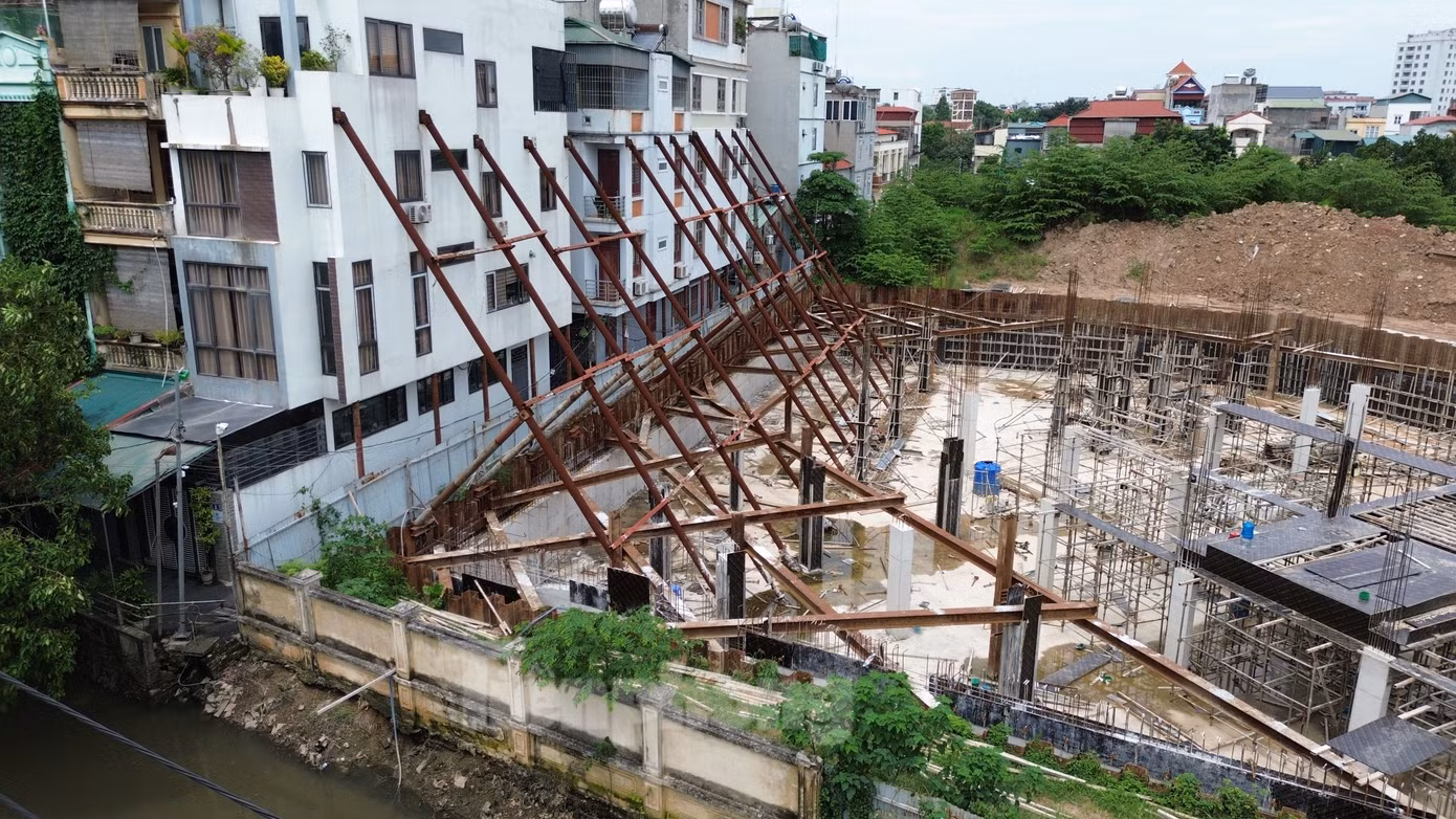 Hiện nay, nhiều căn nhà tại Tổ dân phố số 2, đường Phương Canh (phường Xuân Phương, quận Nam Từ Liêm) bên cạnh công trường thi công dự án "Xây dựng cơ sở vật chất kỹ thuật Liên đoàn Địa chất - Xạ Hiếm" có dấu hiệu nghiêng, sụt lún. Hiện nay, nhiều căn nhà tại Tổ dân phố số 2, đường Phương Canh (phường Xuân Phương, quận Nam Từ Liêm) bên cạnh công trường thi công dự án "Xây dựng cơ sở vật chất kỹ thuật Liên đoàn Địa chất - Xạ Hiếm" có dấu hiệu nghiêng, sụt lún.