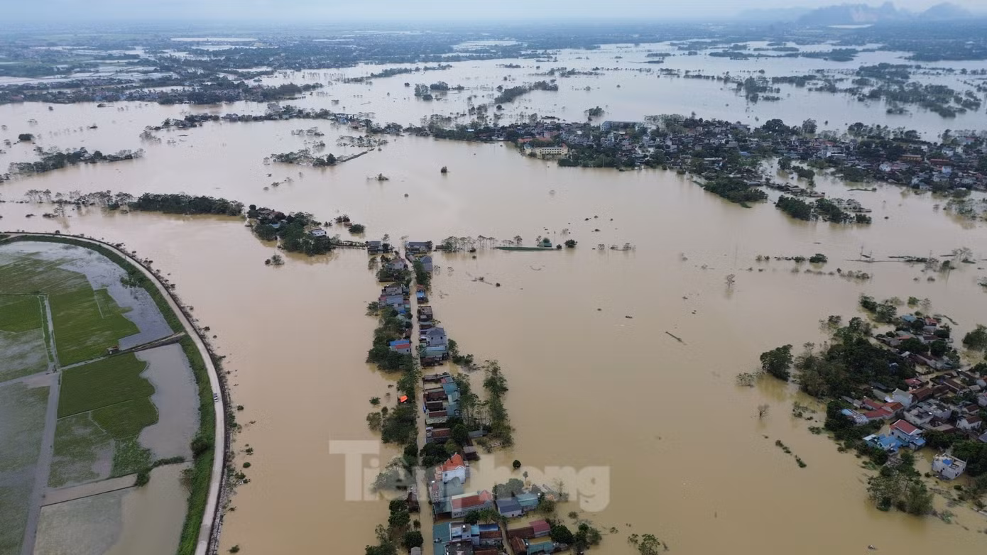 Bà Mùi cho biết, tại xã Nam Phương Tiến có 4 thôn với hơn 800 hộ bị ngập. UBND xã đã di tản toàn bộ người dân đến nơi tạm trú an toàn.