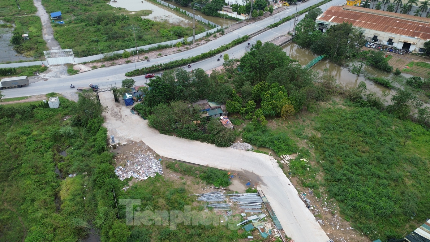 Trao đổi với Báo Tiền Phong, đại diện UBND xã Lại Yên cho biết, khu đất trên được UBND tỉnh Hà Tây (cũ) cấp cho Công ty cổ phần quan hệ quốc tế - đầu tư sản xuất (đường Trường Chinh, phường Ngã Tư Sở, quận Đống Đa) để thực hiện dự án Xây dựng nhà máy sản xuất động cơ xe mô tô hai bánh (năm 2005). Năm 2006, ô đất trên được chuyển mục đích sử dụng sang xây dựng Trung tâm đào tạo lái xe cơ giới. Đến năm 2008, UBND tỉnh Hà Tây đã phê duyệt Quy hoạch chi tiết 1/500 Khu nhà ở Ciri tại ô đất trên.