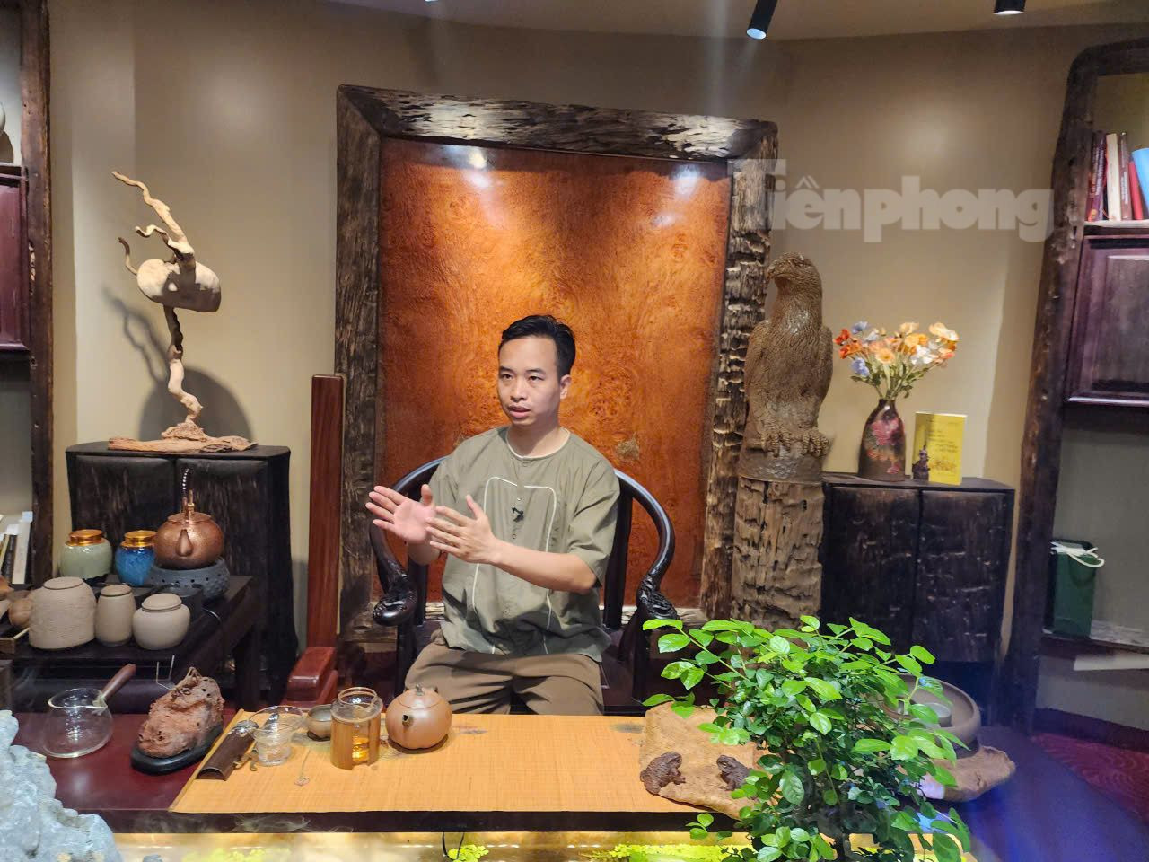 Nghệ nhân Bùi Văn Tự chia sẻ về hành trình đến với nghệ thuật điêu khắc ánh sáng.