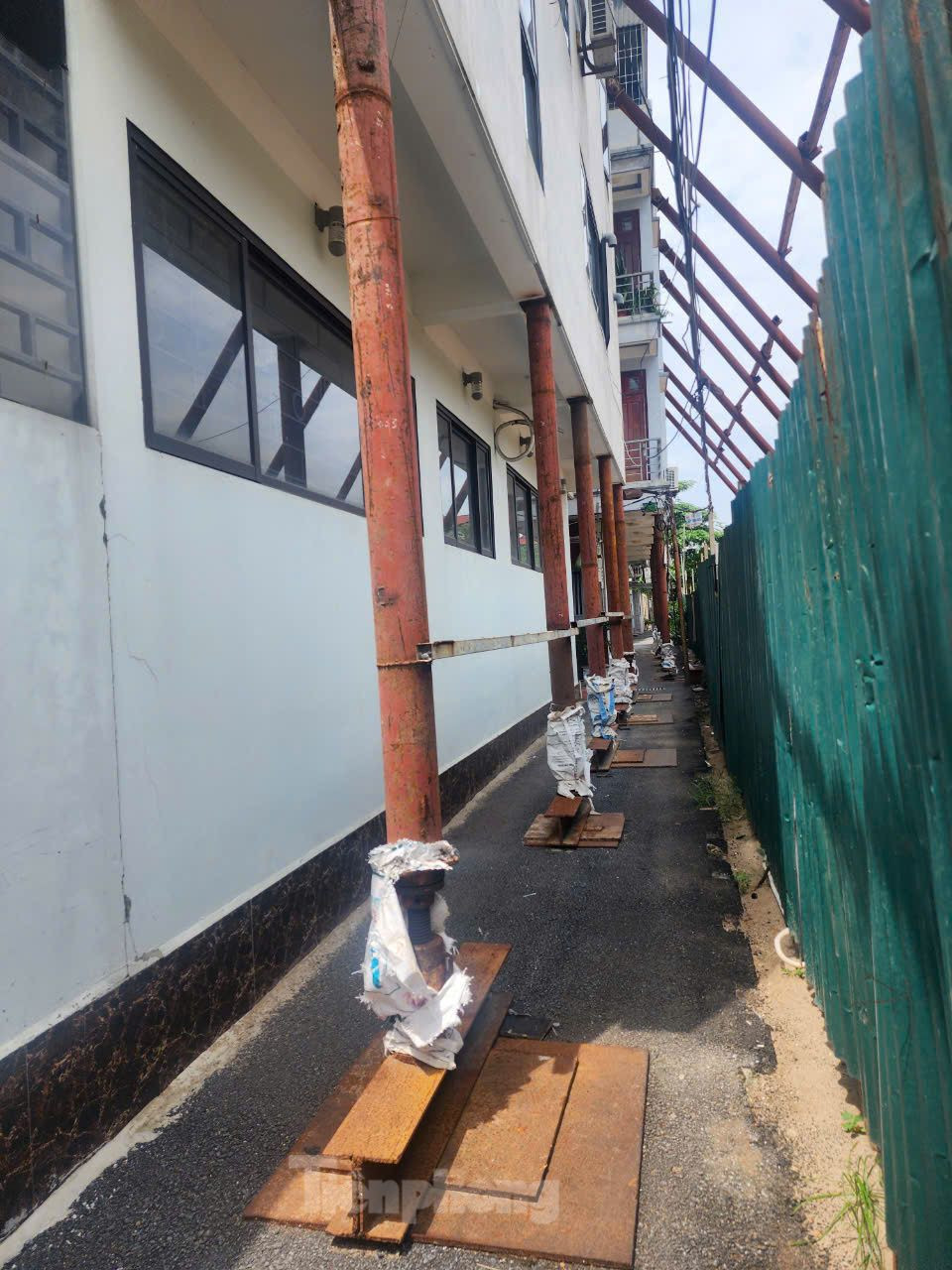 Theo đơn phản ánh của các hộ dân, sự việc bắt đầu khi đơn vị thi công dự án "Xây dựng cơ sở vật chất kỹ thuật Liên đoàn Địa chất - Xạ Hiếm". Khi đào móng tấm hầm đã gây sạt lở tạo thành khung trượt địa chất nên các nhà dân liền kề khu vực thi công có hiện tượng nứt, nghiêng, lún, chuyển vị ngang về phía công trình. Trong đó, hàng loạt nhà dân bị nghiêng, lún, bóc tách giữa các nhà liền kề lên đến khoảng 30cm. Theo đơn phản ánh của các hộ dân, sự việc bắt đầu khi đơn vị thi công dự án "Xây dựng cơ sở vật chất kỹ thuật Liên đoàn Địa chất - Xạ Hiếm". Khi đào móng tấm hầm đã gây sạt lở tạo thành khung trượt địa chất nên các nhà dân liền kề khu vực thi công có hiện tượng nứt, nghiêng, lún, chuyển vị ngang về phía công trình. Trong đó, hàng loạt nhà dân bị nghiêng, lún, bóc tách giữa các nhà liền kề lên đến khoảng 30cm.