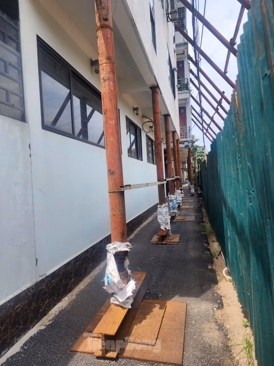 Theo đơn phản ánh của các hộ dân, sự việc bắt đầu khi đơn vị thi công dự án "Xây dựng cơ sở vật chất kỹ thuật Liên đoàn Địa chất - Xạ Hiếm". Khi đào móng tấm hầm đã gây sạt lở tạo thành khung trượt địa chất nên các nhà dân liền kề khu vực thi công có hiện tượng nứt, nghiêng, lún, chuyển vị ngang về phía công trình. Trong đó, hàng loạt nhà dân bị nghiêng, lún, bóc tách giữa các nhà liền kề lên đến khoảng 30cm. Theo đơn phản ánh của các hộ dân, sự việc bắt đầu khi đơn vị thi công dự án "Xây dựng cơ sở vật chất kỹ thuật Liên đoàn Địa chất - Xạ Hiếm". Khi đào móng tấm hầm đã gây sạt lở tạo thành khung trượt địa chất nên các nhà dân liền kề khu vực thi công có hiện tượng nứt, nghiêng, lún, chuyển vị ngang về phía công trình. Trong đó, hàng loạt nhà dân bị nghiêng, lún, bóc tách giữa các nhà liền kề lên đến khoảng 30cm.