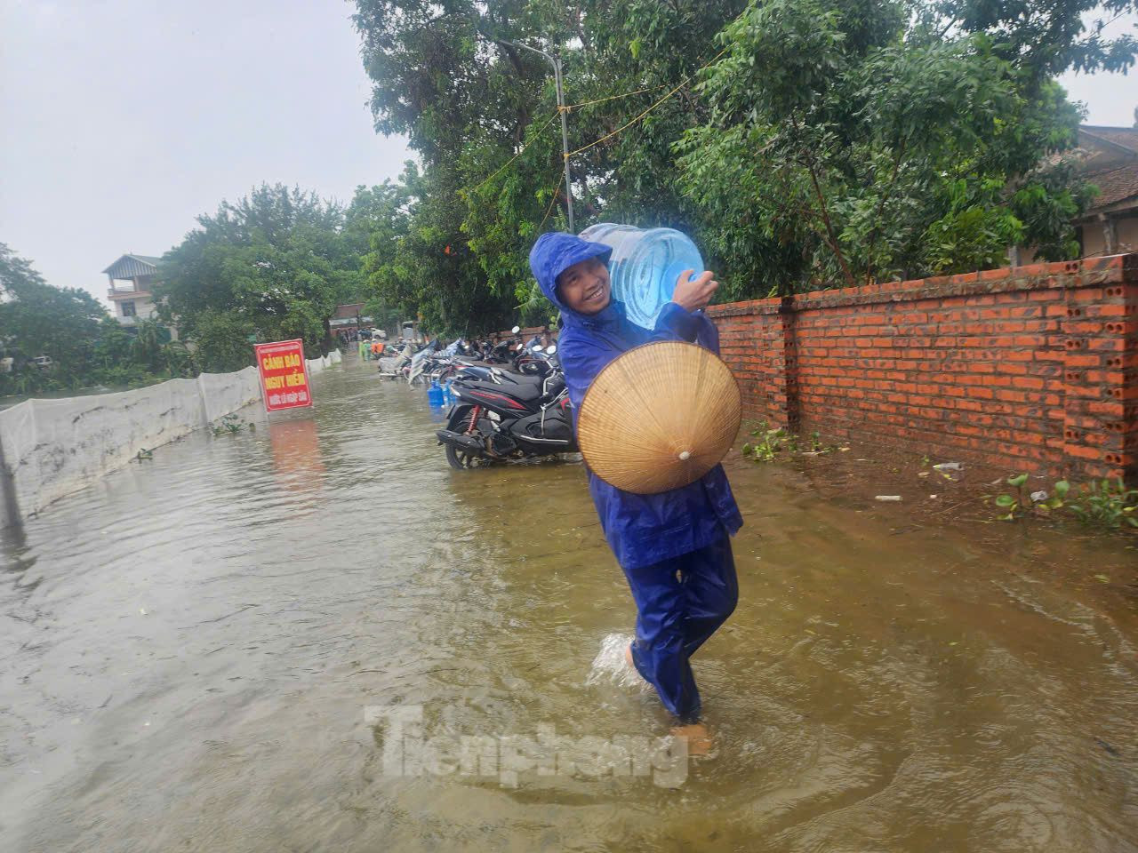 Người dân vận chuyển nhu yếu phẩm về cho gia đình.