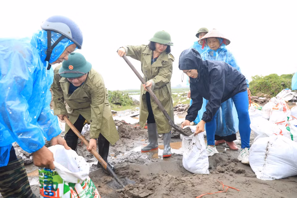 Phó Bí thư Nguyễn Thị Tuyến cùng các lực lượng chức năng chuẩn bị bao cát, sẵn sàng cho tình huống khẩn cấp tại khu vực đê xung yếu xã Đại Áng, huyện Thanh Trì. Phó Bí thư Nguyễn Thị Tuyến cùng các lực lượng chức năng chuẩn bị bao cát, sẵn sàng cho tình huống khẩn cấp tại khu vực đê xung yếu xã Đại Áng, huyện Thanh Trì.