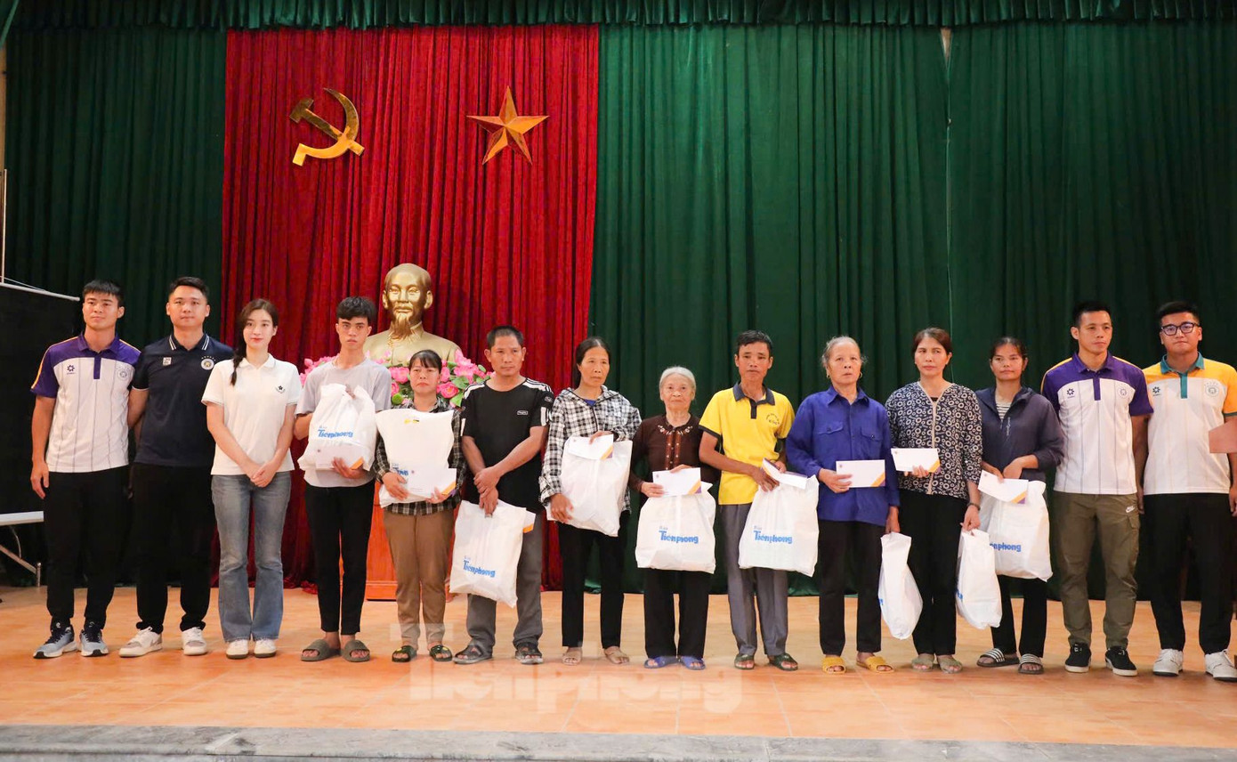 Đoàn thiện nguyện trao quà hỗ trợ cho người dân