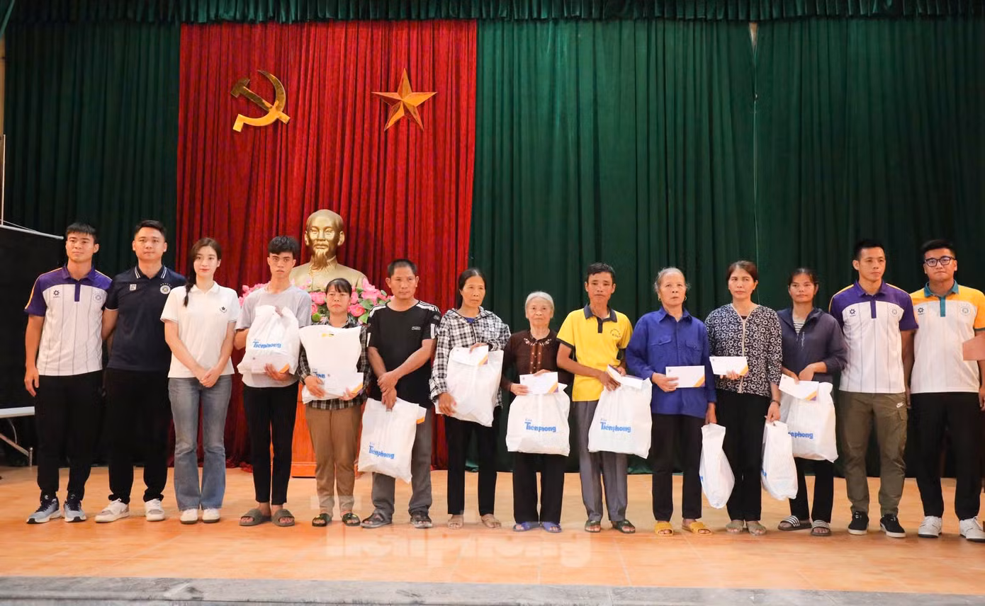 Đoàn thiện nguyện trao quà hỗ trợ cho người dân