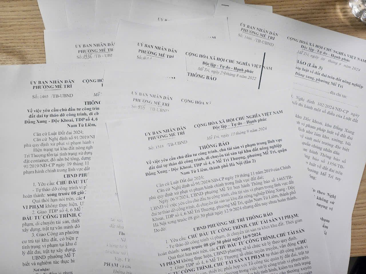 Từ năm 2019 đến nay, UBND phường Mễ Trì đã ban hành hàng loạt thông báo xử lý vi phạm tại khu đất nông nghiệp trên.