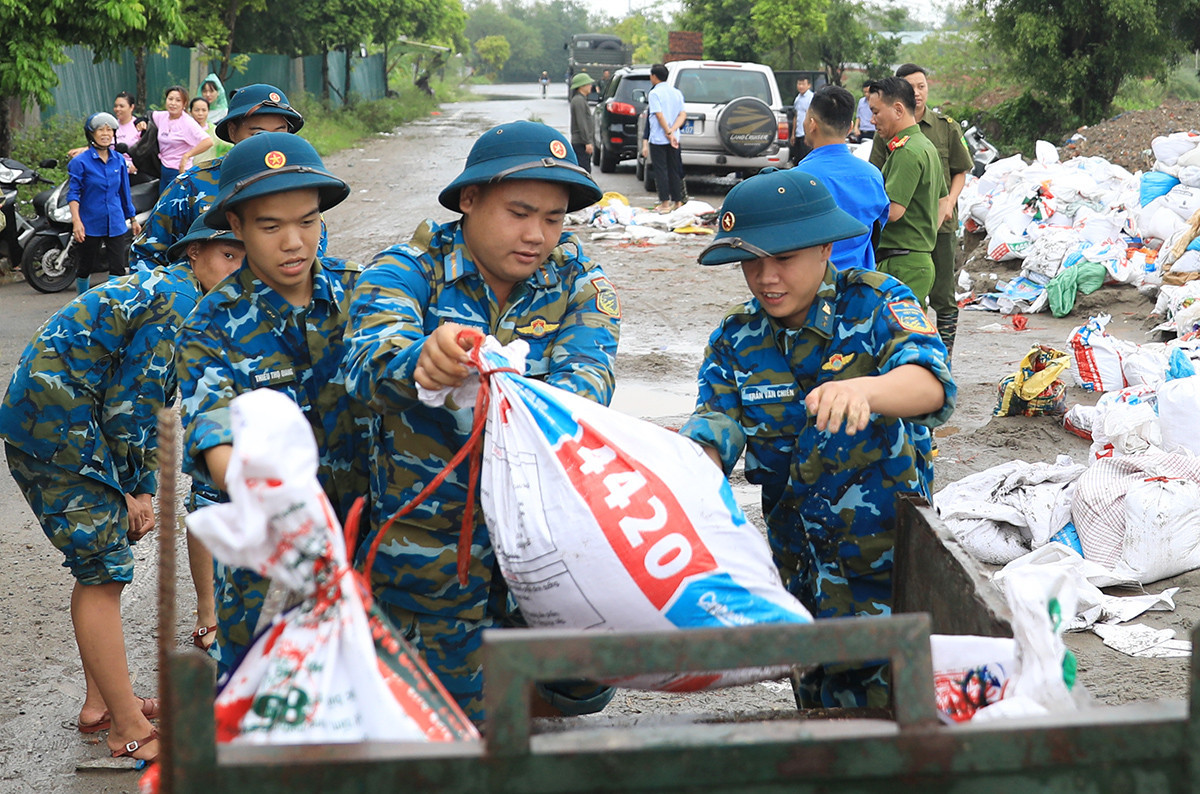Các lực lượng chức năng gia cố đê Tả sông Nhuệ, đoạn qua xã Đại Áng