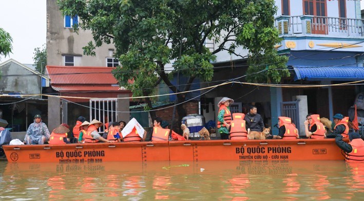 Huyện Quốc Oai di tản người dân vùng ngập sâu đến nơi tạm trú an toàn Huyện Quốc Oai di tản người dân vùng ngập sâu đến nơi tạm trú an toàn