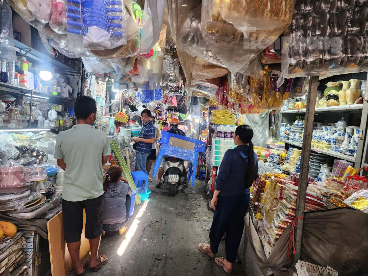 Tương tự, chợ Láng Thượng (phường Láng Thượng) do UBND phường Láng Thượng quản lý cũng bị đình chỉ từ năm 2018. Ông Nguyễn Đình Cường, Trưởng ban quản lý chợ cho biết, từ sau khi bị đình chỉ, Ban quản lý đã đầu tư mua sắm vật tư, thiết bị PCCC. Tuy nhiên, đến nay vẫn chưa khắc phục được những tồn tại về PCCC theo quy định. Ông Cường cũng cho rằng, nếu chợ dừng hoạt động sẽ ảnh hưởng đến hàng trăm tiểu thương và người dân địa phương.