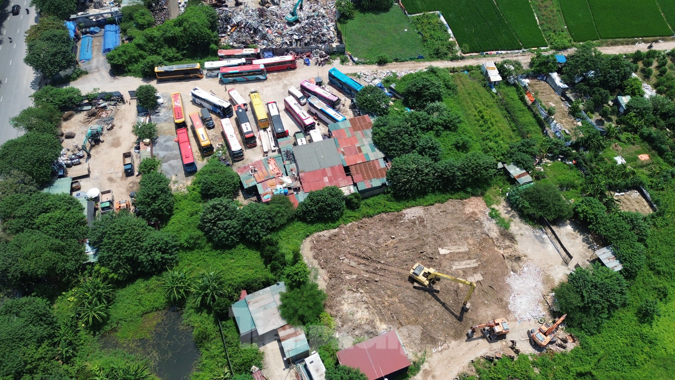 Được biết, hàng năm UBND phường Mễ Trì đều có kế hoạch xử lý vi phạm trên đất nông nghiệp tại khu đất nông nghiệp Đằng Xung- Dộc Khoai của UBND phường Mễ Trì, đồng thời, gửi hàng chục thông báo để xử lý. Tuy nhiên, đến nay các tồn tại vẫn không có dấu hiệu giảm, thậm chí hiện vẫn có máy móc san sạt.