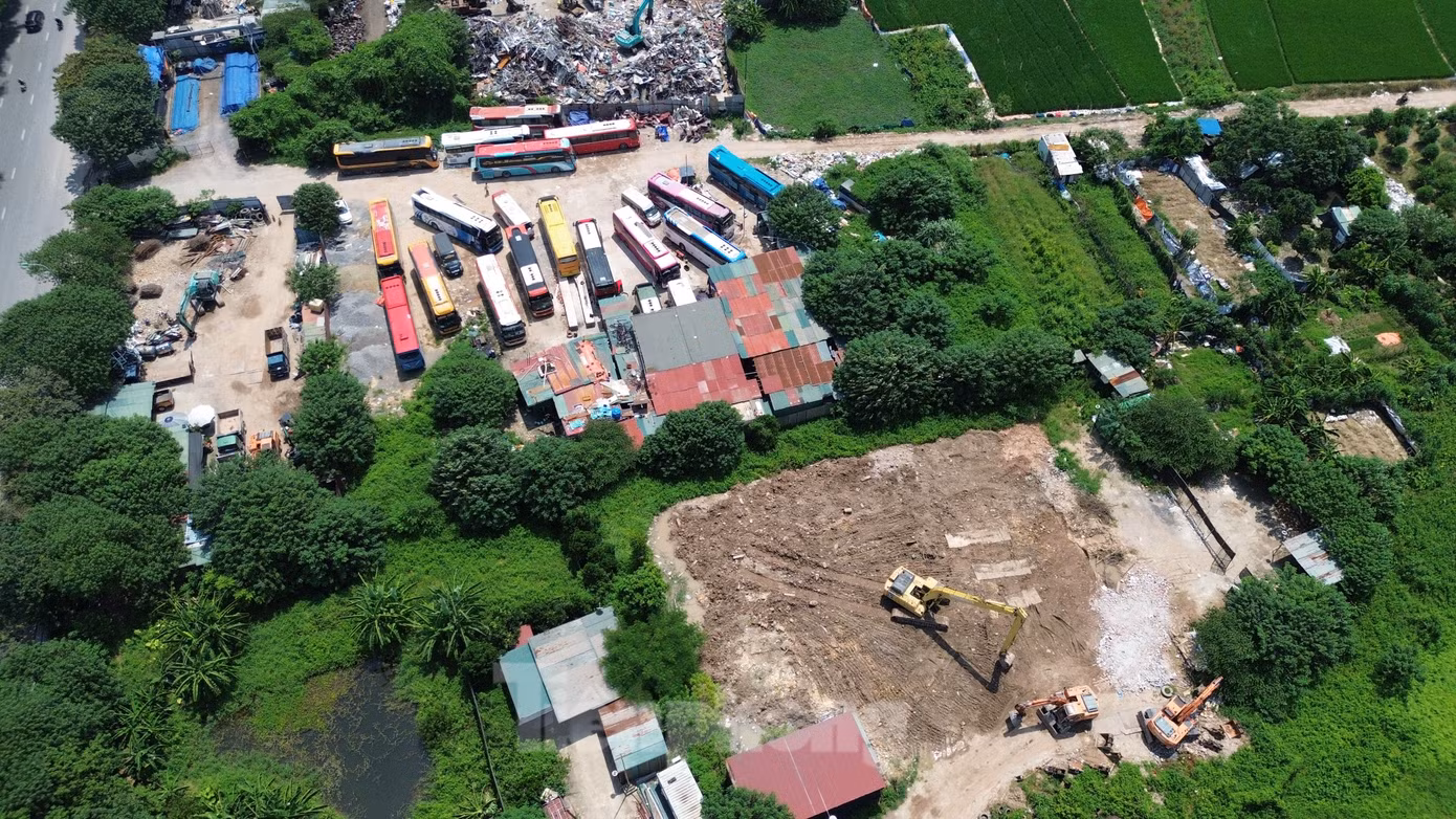 Được biết, hàng năm UBND phường Mễ Trì đều có kế hoạch xử lý vi phạm trên đất nông nghiệp tại khu đất nông nghiệp Đằng Xung- Dộc Khoai của UBND phường Mễ Trì, đồng thời, gửi hàng chục thông báo để xử lý. Tuy nhiên, đến nay các tồn tại vẫn không có dấu hiệu giảm, thậm chí hiện vẫn có máy móc san sạt.