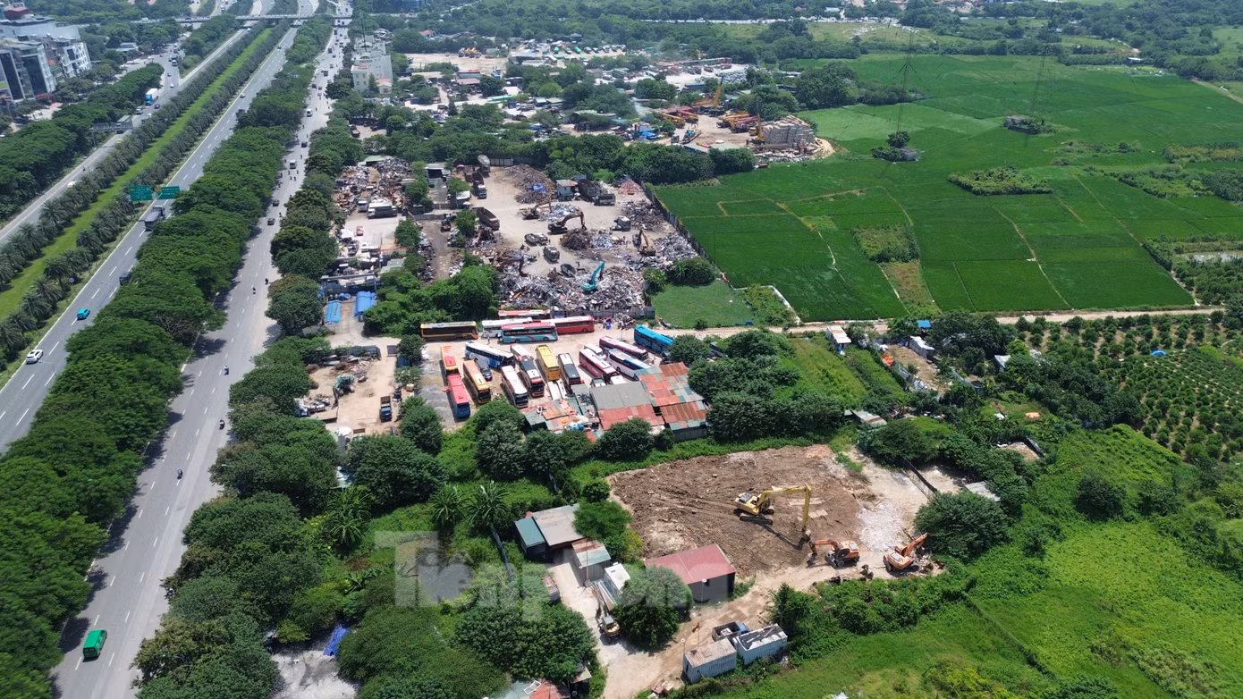 Khu đất Đằng Xung - Dộc Khoai (phường Mễ Trì, quận Nam Từ Liêm ) đoạn giáp Đại Lộ Thăng Long có diện tích 8ha, có nguồn gốc là đất nông nghiệp. Tuy nhiên, hiện trạng khu đất này đã được quây tôn biến thành gara ô tô, bãi phế liệu, sân bóng và nhiều dịch vụ khác...